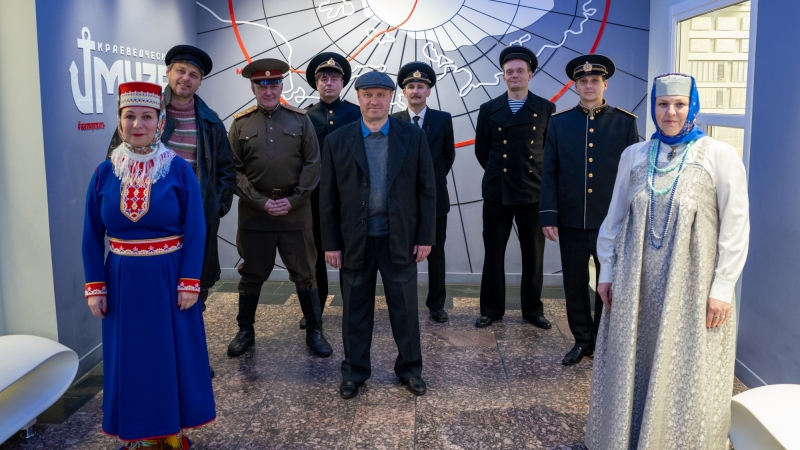 Артисты Мурманского областного драматического театра приняли участие во встрече с иностранными журналистами, состоявшейся в Мурманском областном краеведческом музее. - иллюстрация новости Мурманского областного драматического театра