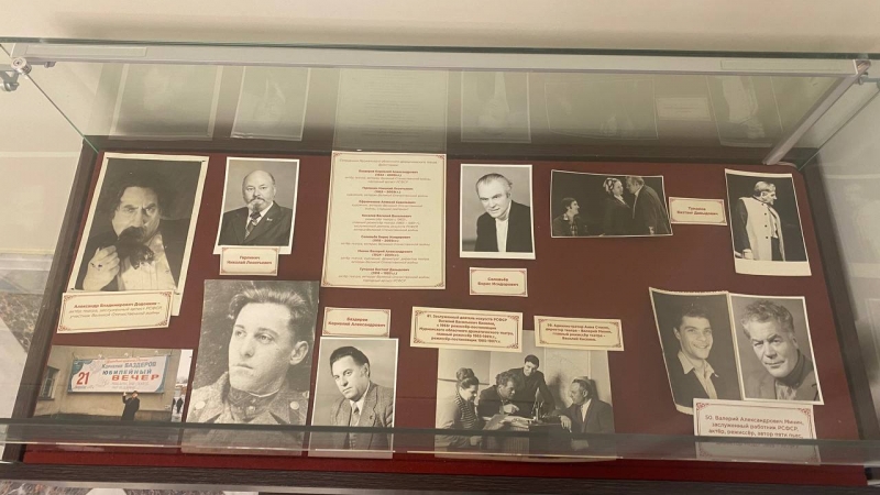 В Мурманском областном драматическом театре открылась выставка к 80-летию Победы в Великой Отечественной войне - иллюстрация новости Мурманского областного драматического театра