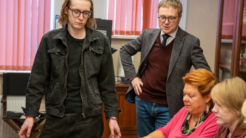 Подготовка к спектаклю «Отель двух миров» - иллюстрация новости Мурманского областного драматического театра