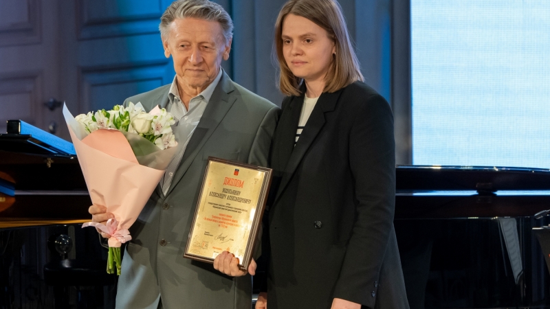Заслуженные артисты России, актеры нашего театра Александр Водопьянов и Елена Царева получили награды губернатора Мурманской области накануне Дня работника культуры! - иллюстрация новости Мурманского областного драматического театра