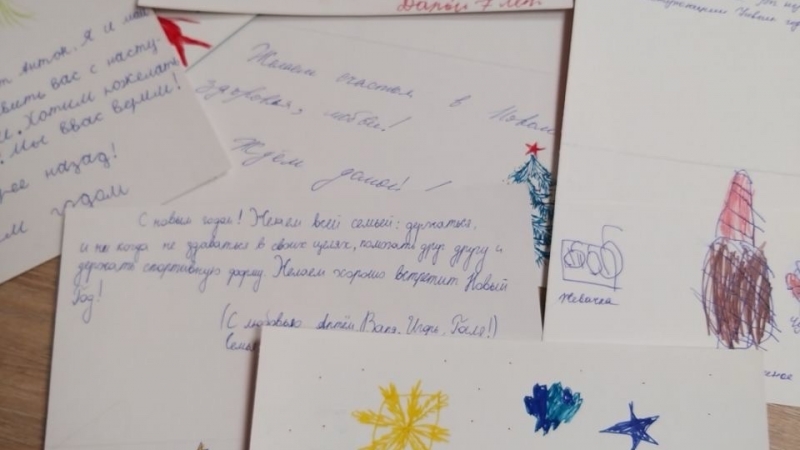 Юные зрители Мурманского драматического театра подарили бойцам СВО сердца и улыбки с помощью открыток! - иллюстрация новости Мурманского областного драматического театра