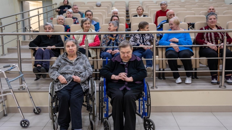 В Мурманском доме-интернате для престарелых и инвалидов состоялся традиционный благотворительный концерт, подаривший зрителям яркие эмоции и душевное тепло - иллюстрация новости Мурманского областного драматического театра