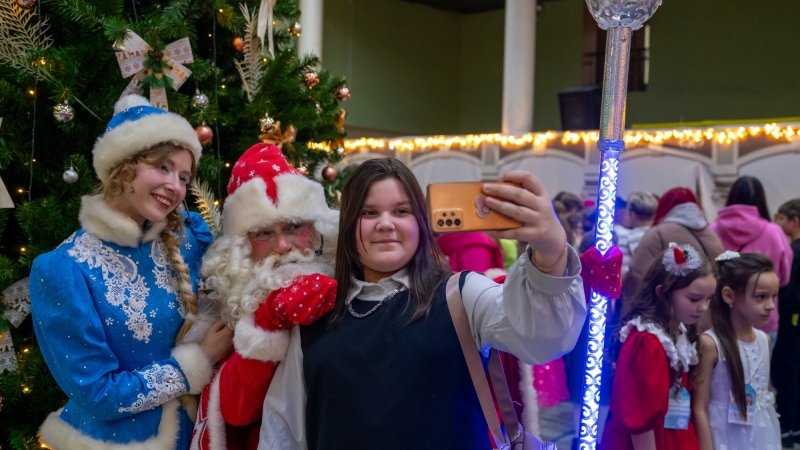 Больше 2000 детей посмотрели губернаторские елки со спектаклем «Три желания Морозко» в Печенге и Заполярном! - иллюстрация новости Мурманского областного драматического театра