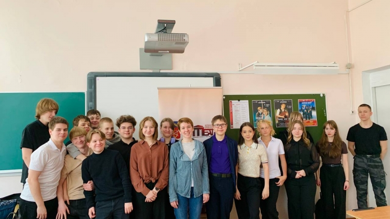 Сегодня в Мурманской школе №36 для учеников 8 класса прошла встреча с актрисой Дианой Артемовой и маркетологом Анастасией Смуровой - иллюстрация новости Мурманского областного драматического театра