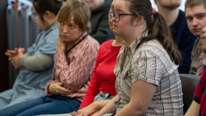 Вдохновение через искусство: мастер-класс от Михаила и Юлии Романенко в Мурманском центре социального обслуживания - иллюстрация новости Мурманского областного драматического театра