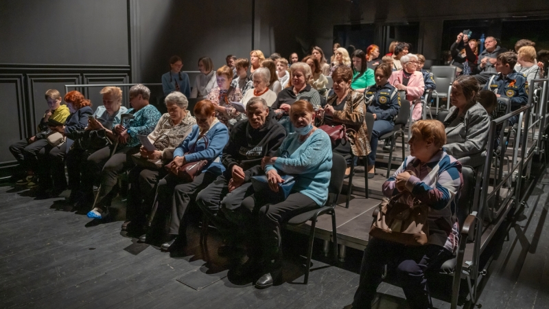 На малой сцене Мурманского областного драматического театра состоялся благотворительный показ спектакля 